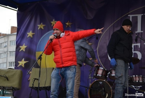 На луцькому Євромайдані гріють і годують. ФОТО