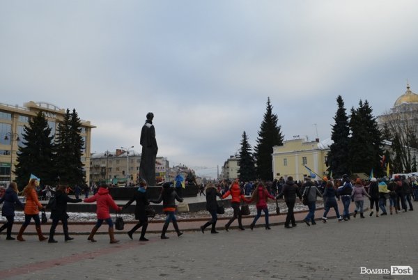 На луцькому Євромайдані гріють і годують. ФОТО