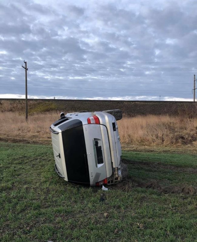При в’їзді у Володимир авто злетіло у кювет та перекинулось. ФОТО