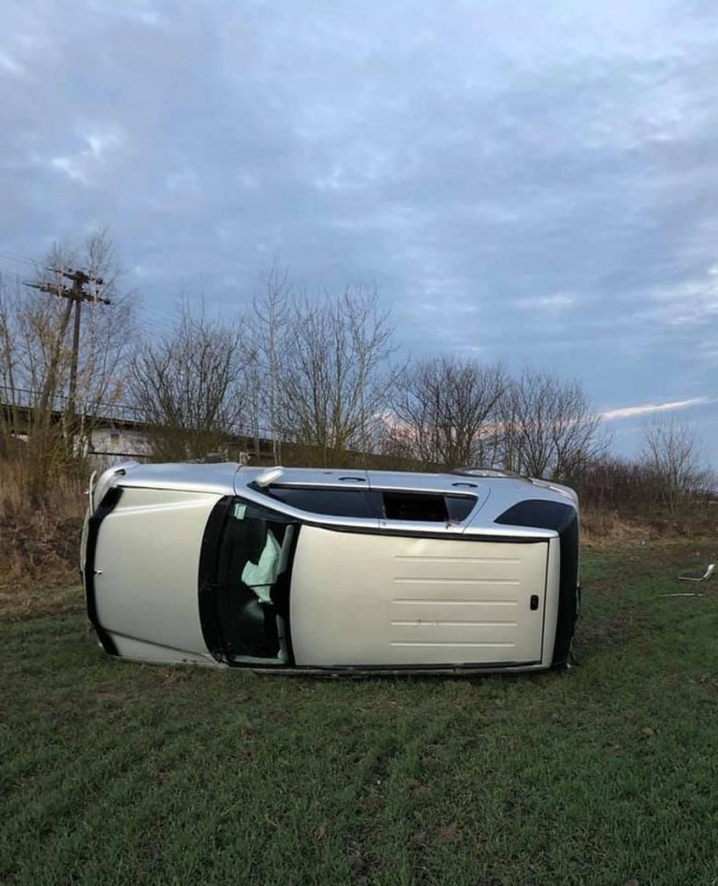 При в’їзді у Володимир авто злетіло у кювет та перекинулось. ФОТО