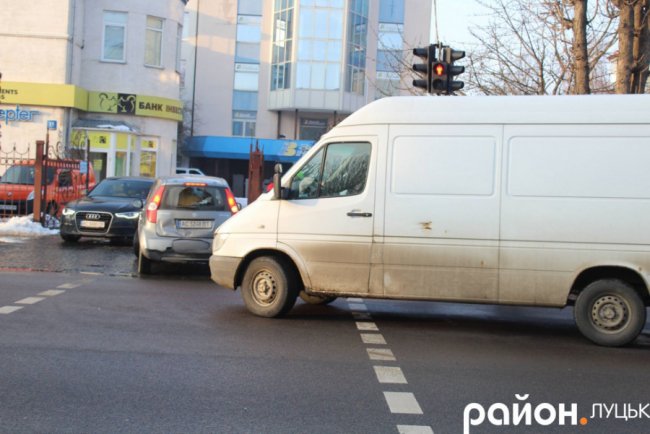 Аварія у Луцьку: бус врізався у Suzuki