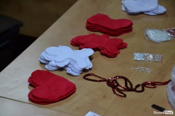 Партійний тімбілдінг по-луцьки: «Батьківщина» виготовляла прикраси