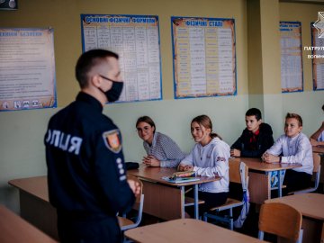 Волинські школярі отримали від патрульних та Генконсульства Польщі жилетки та флікери. ФОТО