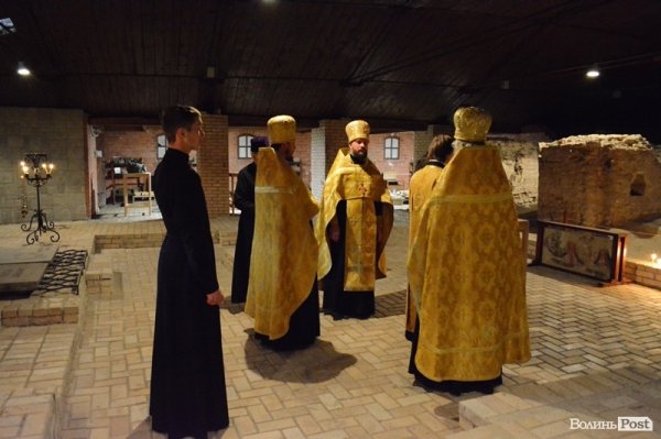 У Луцьку священики молилися біля старовинних руїн. ФОТО