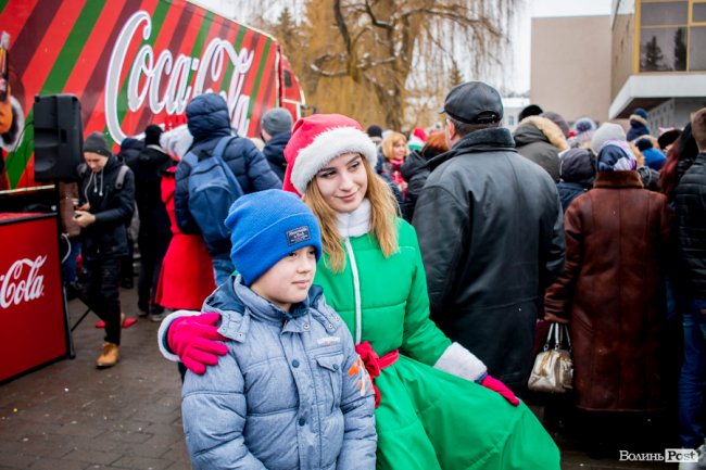 Центр Луцька «поставила на вуха» новорічна фура «Coca-Cola». ФОТО