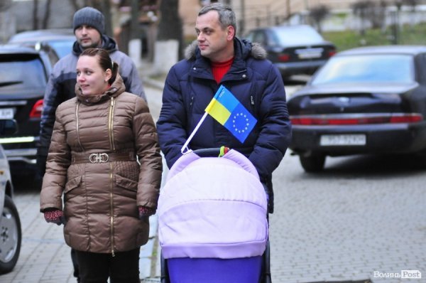 Футбольні фани у Луцьку влаштували марш. ВІДЕО