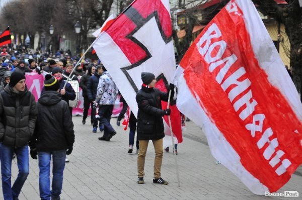 Футбольні фани у Луцьку влаштували марш. ВІДЕО