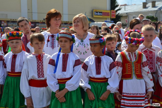 Лучани у вишиванках створили «живий» віночок
