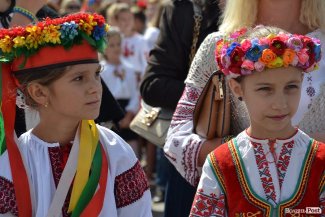 Лучани у вишиванках створили «живий» віночок