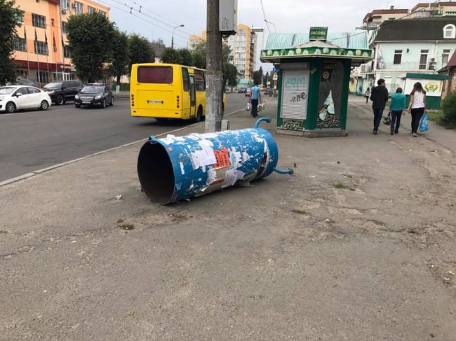 Байдужість чи безгосподарність: у Луцьку 5 днів посеред вулиці лежить тумба