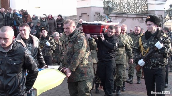 У Луцьку прощалися з бійцем «Азову». ФОТО