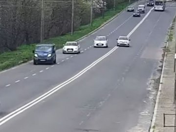 У Луцьку камери «засікли» водія, який обганяв авто і перетнув подвійну суцільну 