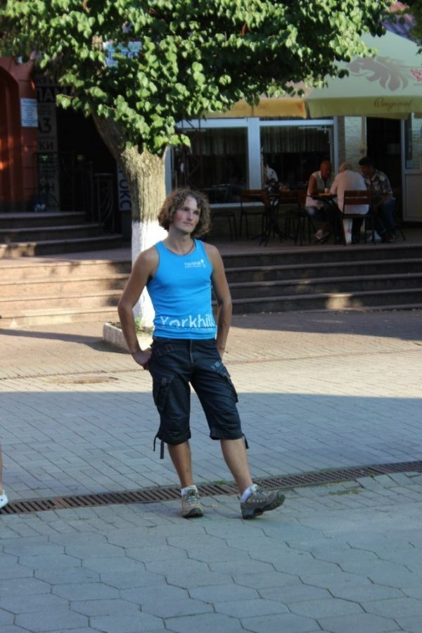 Луцькі поети вийшли на площу з власною «зброєю». ФОТО