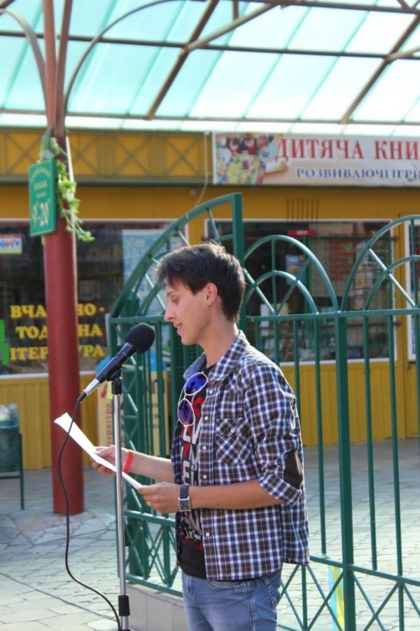 Луцькі поети вийшли на площу з власною «зброєю». ФОТО