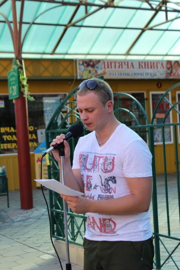 Луцькі поети вийшли на площу з власною «зброєю». ФОТО