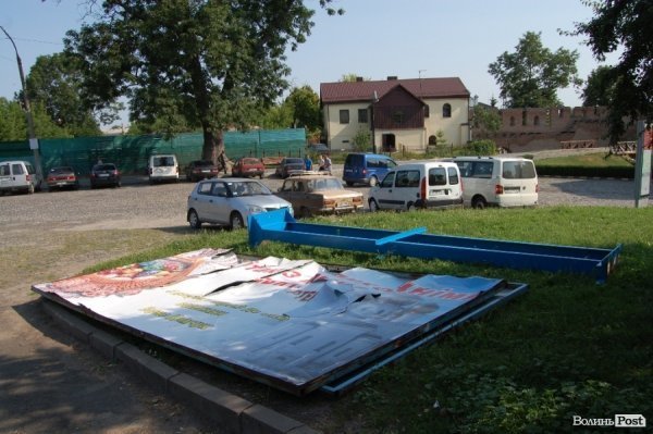 На Замковій площі у Луцьку могли «вліпити» білборд. ФОТО