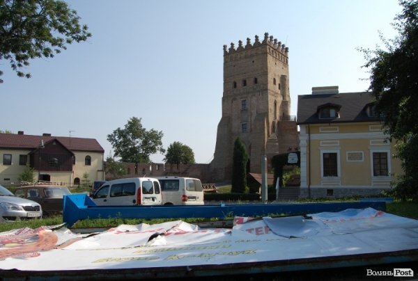 На Замковій площі у Луцьку могли «вліпити» білборд. ФОТО