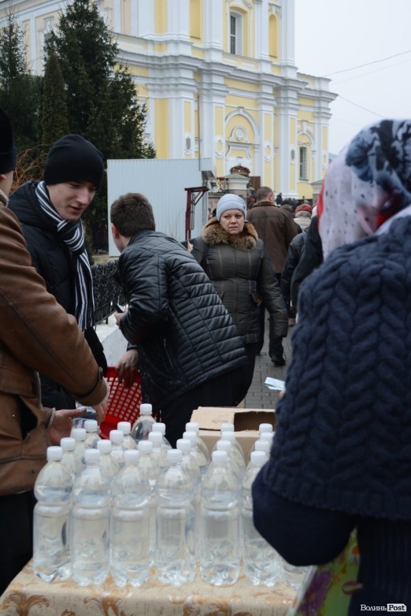 У центрі Луцька освятили воду. ФОТО