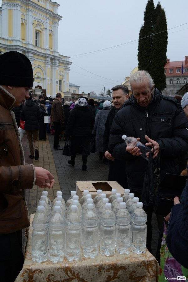 У центрі Луцька освятили воду. ФОТО