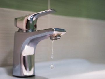 Через аварію на мережі деякі будинки на Відродження залишилися без гарячої води