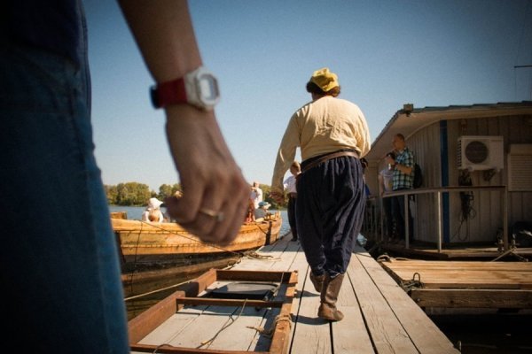 Лучанин з друзями змайстрував козацький човен і прокатався ним по Дніпрі. ФОТО