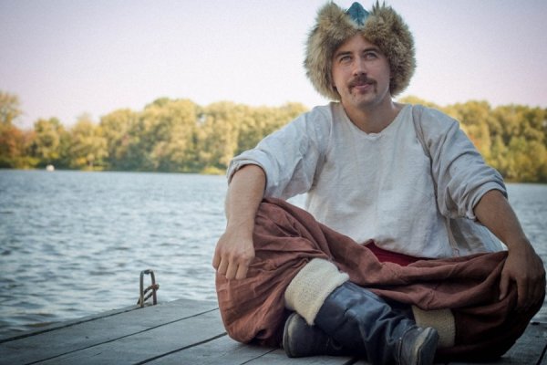 Лучанин з друзями змайстрував козацький човен і прокатався ним по Дніпрі. ФОТО