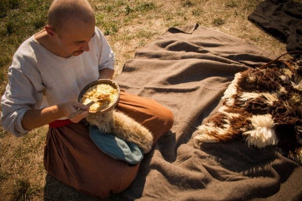 Лучанин з друзями змайстрував козацький човен і прокатався ним по Дніпрі. ФОТО