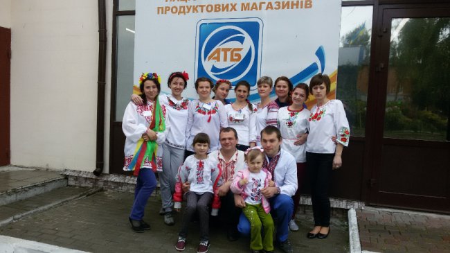 Свято єднає: працівники луцького магазину вбралися у вишиванки. ФОТО