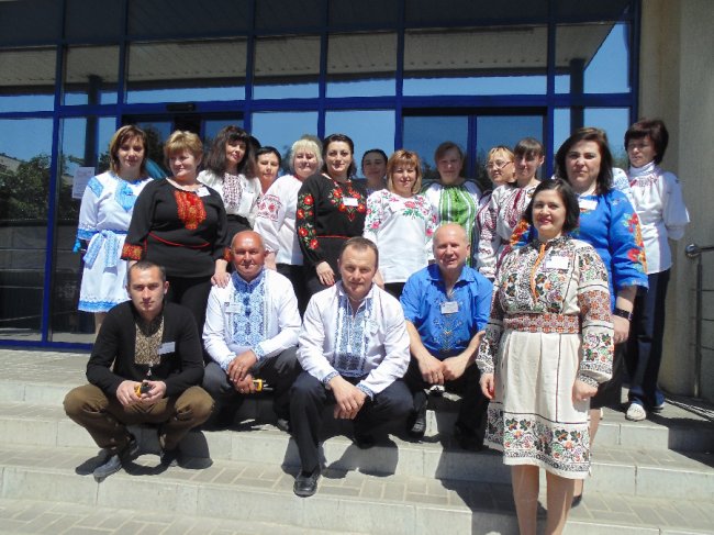 Свято єднає: працівники луцького магазину вбралися у вишиванки. ФОТО