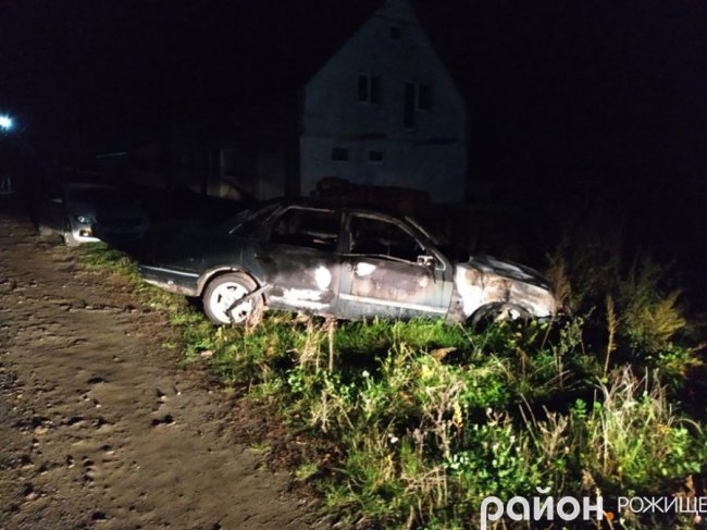 У місті на Волині  вщент згоріло авто.  ФОТО. ВІДЕО