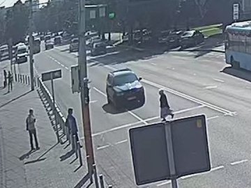 П’яний водій відразу втік: відео моменту смертельної ДТП у Луцьку. ВІДЕО 18+