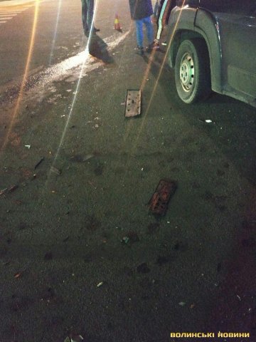 У Луцьку легковик протаранив бус і пролетів між стовпами. ФОТО