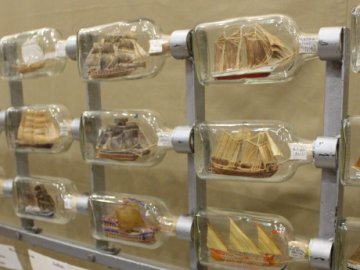 З дурману та шкірки банану: волинянин виготовляє унікальні кораблі у пляшечках. ФОТО