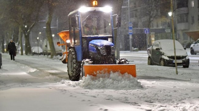 На дорогах обласного центру Волині працює снігоочисна техніка