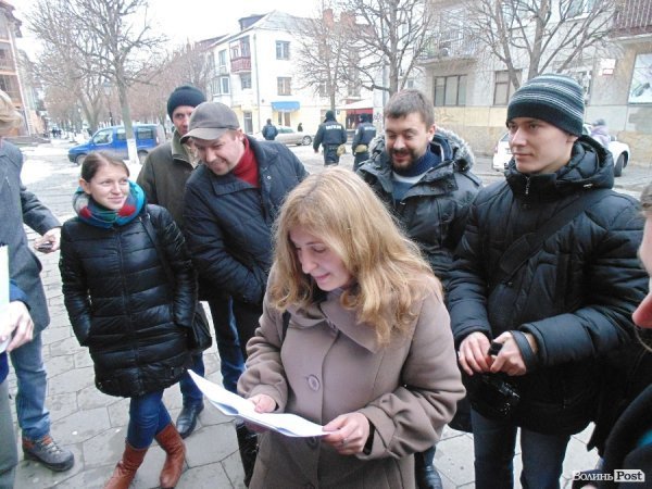 Москвич хочуть одягнути браслет і заборонити спілкуватися з майданівцями. ФОТО. ВІДЕО