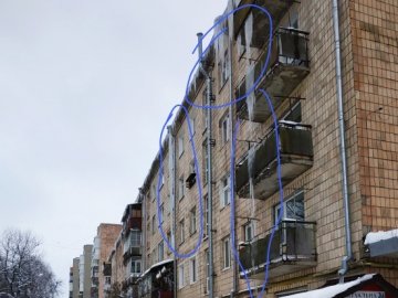 З луцького будинку звисають гігантські бурульки