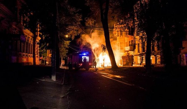 У Дніпрі згорів літній майданчик піцерії, яку заснували атовці