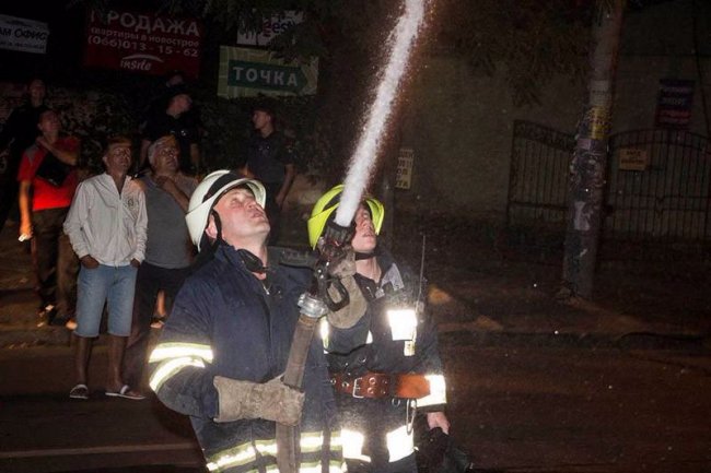 У Дніпрі згорів літній майданчик піцерії, яку заснували атовці