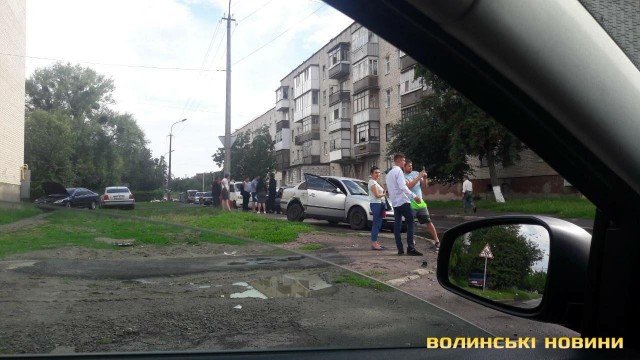 На перехресті в Луцьку не розминулися два легковики