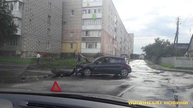 На перехресті в Луцьку не розминулися два легковики