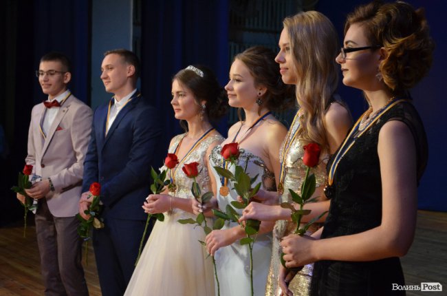 «Ви переможці»: у Луцьку нагородили випускників-медалістів. ФОТО