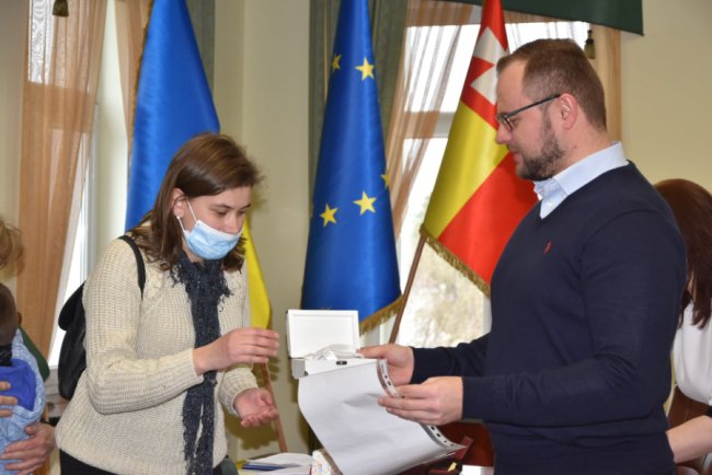 Чотирьом лучанам вручили ключі від квартир в новобудові. ФОТО