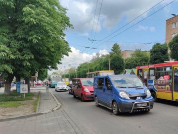 На проспекті у Луцьку – ускладнений рух через зламаний тролейбус. ФОТО