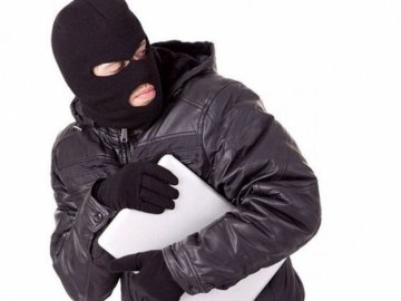 Залишила без нагляду: у волинянки на зупинці вкрали ноутбук