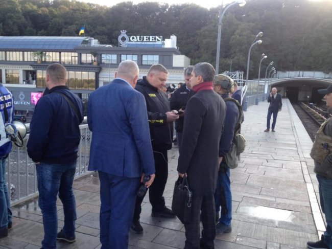 У Києві чоловік заблокував міст і погрожує вибухом: триває спецоперація