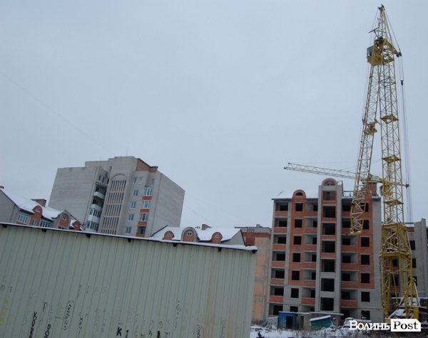 Під краном - один з будинків, в якому мали оселитися вкладники