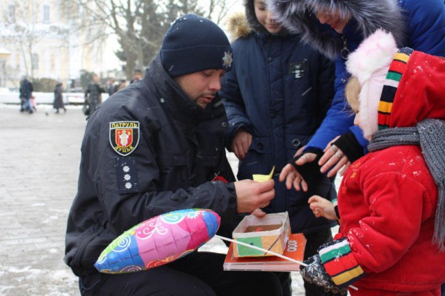 Поліцейські розваги для дітей та «п’яні» окуляри для дорослих: у Луцьку – «Різдво з патрульними». ФОТО