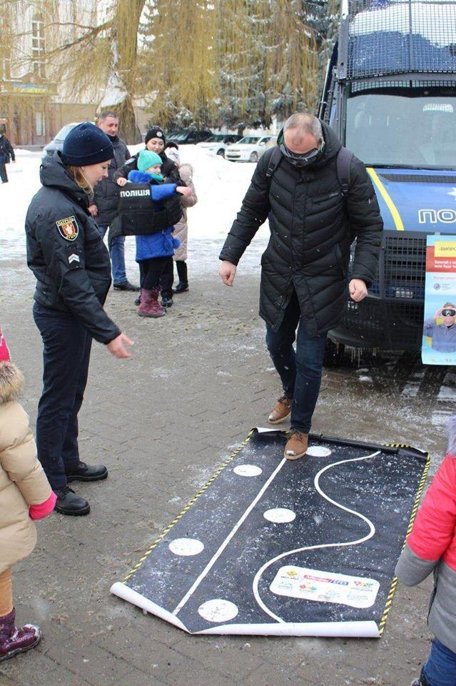 Поліцейські розваги для дітей та «п’яні» окуляри для дорослих: у Луцьку – «Різдво з патрульними». ФОТО