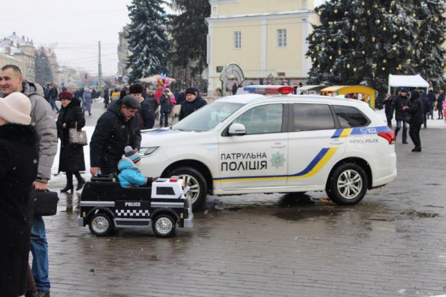 Поліцейські розваги для дітей та «п’яні» окуляри для дорослих: у Луцьку – «Різдво з патрульними». ФОТО