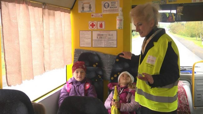 Возить дітей та військових: історія водія з Волині, який отримав нагороду від президента